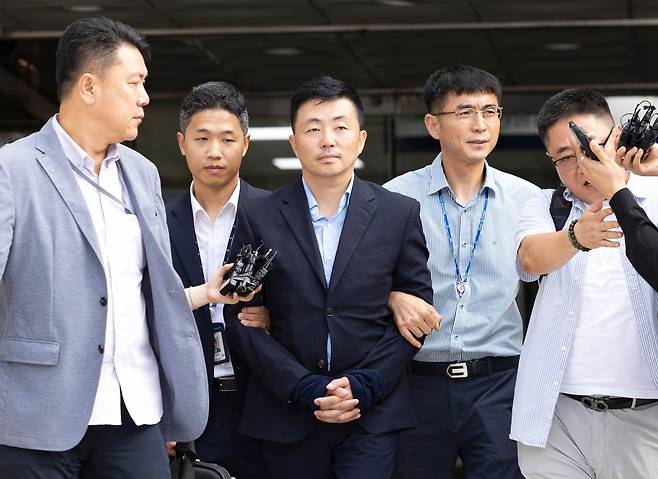 김건희 여사의 측근 김예성씨가 15일 서울 서초구 서울중앙지법에 구속 전 피의자심문(영장실질심사)를 마치고 법원 청사를 나서고 있다./뉴시스