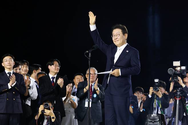 이재명 대통령이 15일 서울 광화문광장에서 열린 제21대 대통령 국민임명식 행사에서 감사 인사를 하며 손을 들어보이고 있다. /연합뉴스