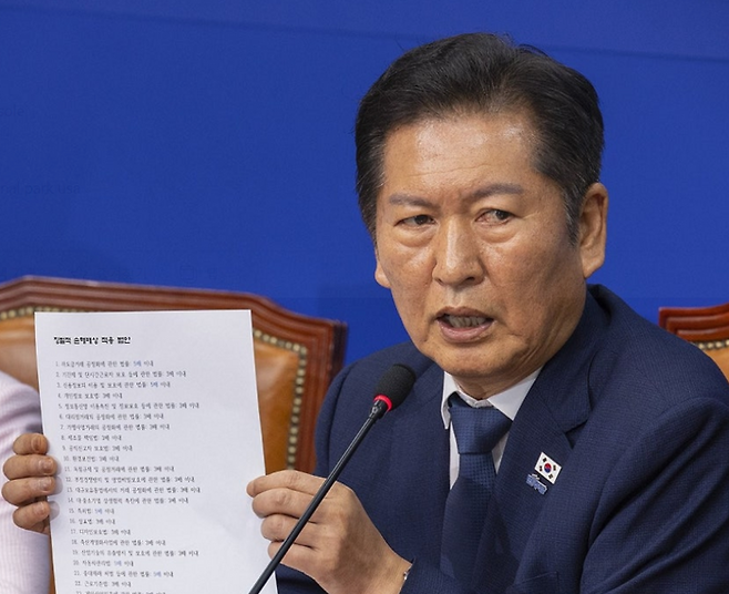 정청래 더불어민주당 대표가 14일 국회에서 열린 국민주권 언론개혁 특별위원회 출범식 및 1차 회의에서 언론의 가짜뉴스에 대한 '징벌적 손해배상' 추진에 대해 발언하고 있다. ⓒ연합뉴스