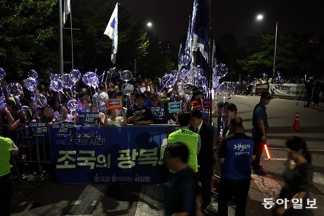 조국 조국혁신당 전 대표가 15일 0시 서울 남부 교도소에서 석방된다. 14일 밤 지지자들이 교도소 앞에서 응원봉을 들고 조 대표를 기다리고 있다. 변영욱 기자 cut@donga.com