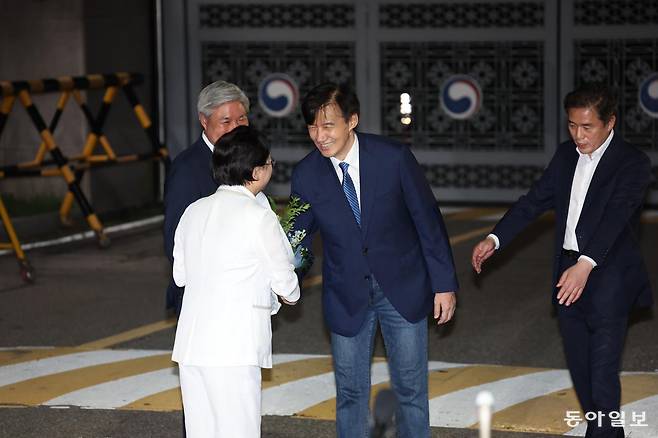 조국 전 조국혁신당 대표가 15일 새벽 서울 구로구 남부교도소에서 출소하고 있다. 변영욱 기자 cut@donga.com