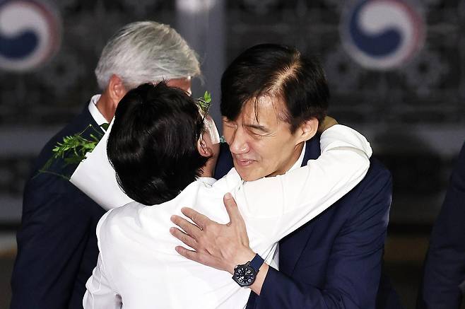 이재명 정부 첫 특별사면·복권 대상에 오른 조국 전 조국혁신당 대표가 15일 새벽 구로구 서울남부구치소를 나와 김선민 조국혁신당 대표와 인사를 나누고 있다. 2025.8.15/뉴스1