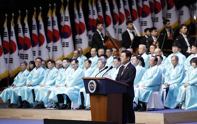 이재명 대통령이 15일 서울 종로구 세종문화회관에서 열린 제80주년 광복절 경축식에서 경축사를 하고 있다. 2025.08.15. 서울=뉴시스