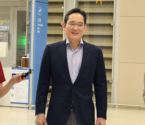 이재용 삼성전자 회장이 약 2주간의 미국 출장을 마치고 15일 새벽 인천국제공항을 통해 입국하고 있다. [영종도=연합뉴스]