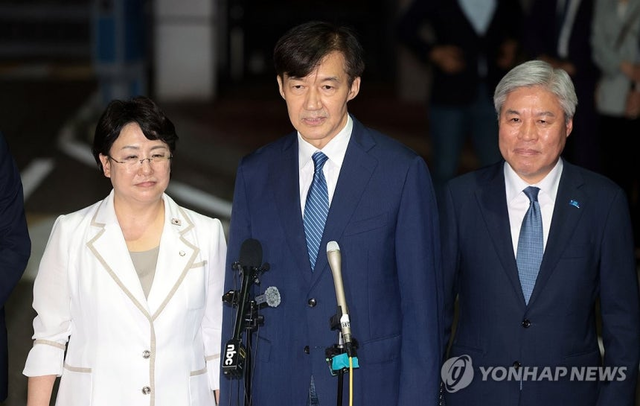 조국(가운데) 조국혁신당 전 대표가 15일 서울 구로구 남부교도소에서 광복절 특별사면·복권 조치로 출소하며 대국민 인사를 하고 있다. [연합뉴스]