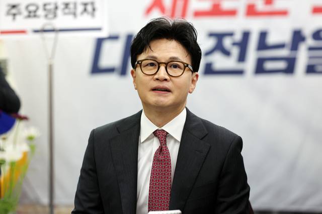 지난 8월11일 광주 서구 홀리데이인 광주호텔에서 열린 김화진 국민의힘 전남도당 위원장 취임식에 참석한 한동훈 전 당대표가 당원들에게 인사하고 있다.<연합뉴스 사진>