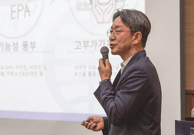 이기웅 동원F&B식품연구원장이 7월 4일광주 김대중컨벤션센터에서열린 ‘2025 한국식품과학회국제학술대회’에서 발표하고 있다. /사진 동원F&B