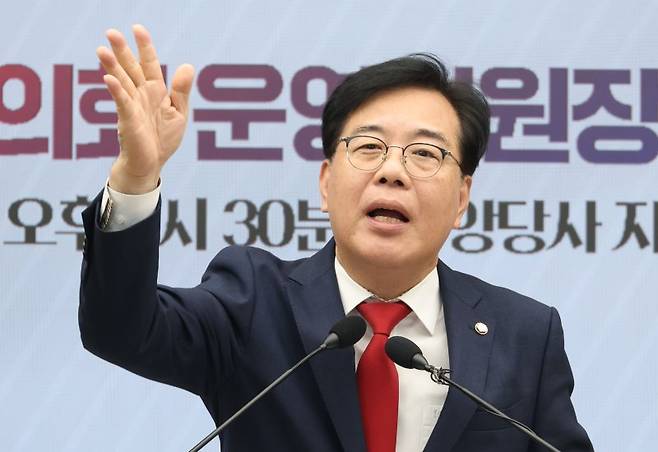 송언석 국민의힘 비상대책위원장 겸 원내대표가 15일 오후 서울 여의도 중앙당사에서 열린 2025원외당원협의회 운영위원장 협의회 출범식에서 축사하고 있다. 뉴스1