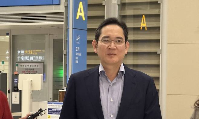 이재용 삼성전자 회장이 약 2주간의 미국 출장을 마치고 15일 새벽 인천국제공항을 통해 입국하고 있다. 연합뉴스
