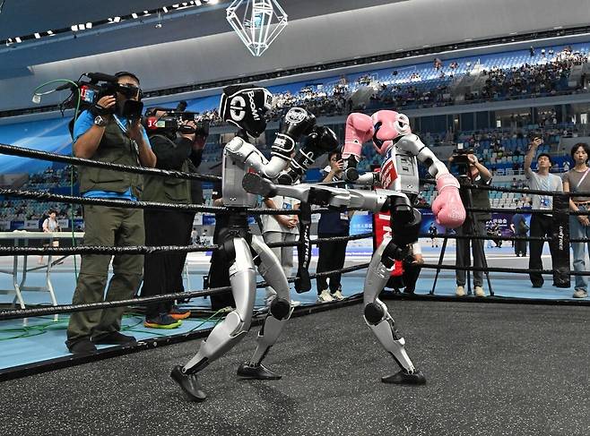 15일(현지시각) 두 대의 로봇이 격투기 방식으로 경기를 하고 있다. 베이징/AFP 연합뉴스