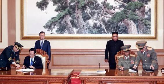 2018년 9월19일 문재인 대통령과 김정은 국무위원장이 평양 백화원 영빈관에서 송영무 국방부 장관과 노광철 인민무력상의 판문점선언 이행을 위한 군사분야 합의문을 서명을 지켜보고 있다. 평양사진공동취재단