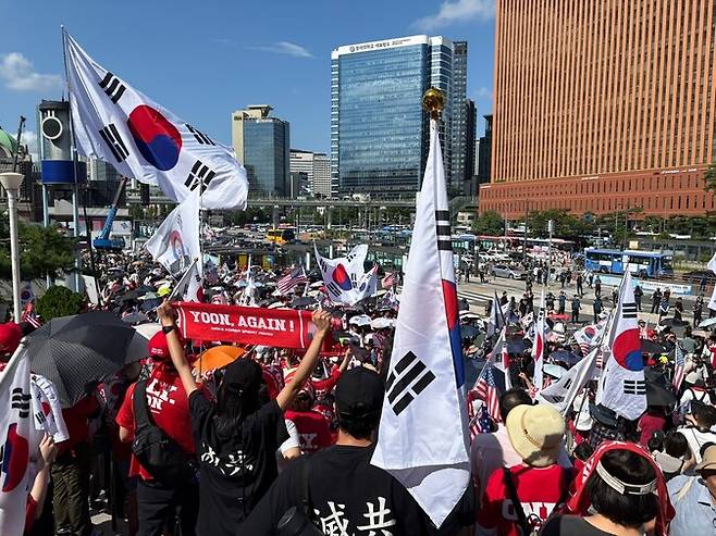 ‘8.15 국가정상화를 위한 광화문 국민대회’가 열린 서울역 광장에서 집회 참가자들이 구호를 외치고 있다. 임재희 기자