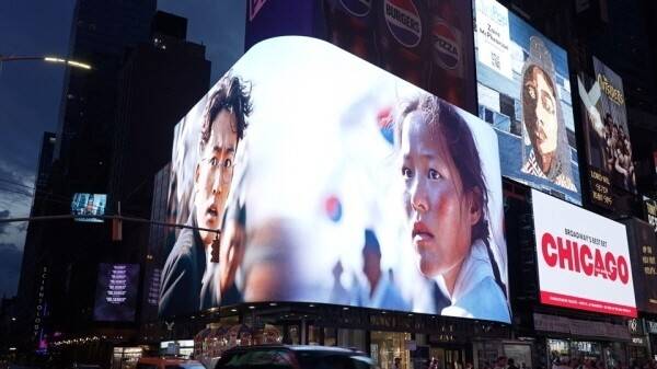 AI 기술로 유관순(오른쪽) 열사를 합성한 화면이 최근 미국 뉴욕 맨해튼 타임스퀘어에서 시연되고 있다. 뉴욕한인회·충남콘텐츠진흥원 제공