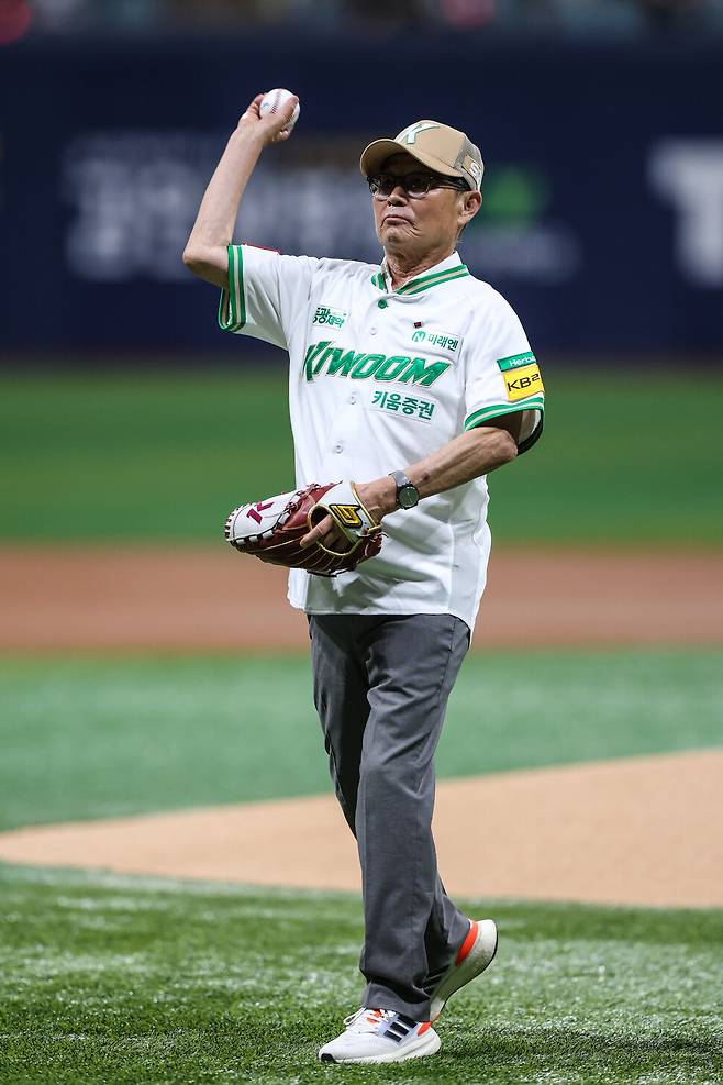 독립 유공자 후손 한민구 씨가 15일 고척 스카이돔에서 열린 키움 히어로즈와 케이티 위즈 경기 전 시구를 하고 있다. 키움 히어로즈 제공