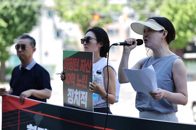 강나연 허핑턴포스트코리아 편집장 겸 노조위원장(오른쪽)과 곽상아 부위원장, 장민수 전국언론노조 한겨레신문지부 지부장이 2025년 8월12일 오전 서울 마포구 공덕동 한겨레 들머리에서 “한겨레신문사는 허핑턴포스트 졸속 매각을 중단하라”고 요구하고 있다. 이종근 선임기자 root2@hani.co.kr
