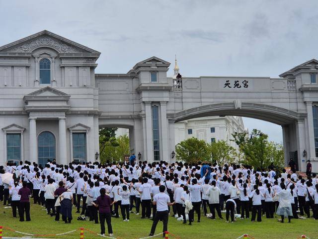 김건희 특검팀이 지난달 18일 경기 가평군 설악면 소재 통일교 본부를 압수수색한 가운데 신도들이 본부 입구에서 예배를 하고 있다. 뉴스1