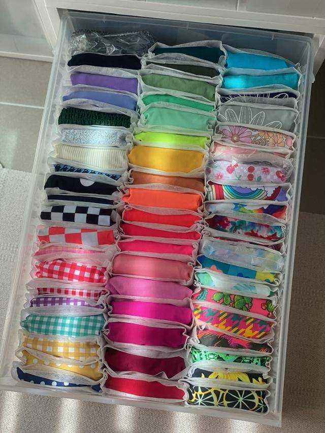 서랍장에 정리된 남궁보영씨의 수영복들. 알록달록 총천연색이다. 남궁보영 제공