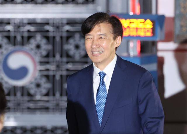 조국 전 조국혁신당 대표가 15일 서울 구로구 서울남부교도소에서 광복절 특사로 출소하며 환하게 웃고 있다. 뉴시스