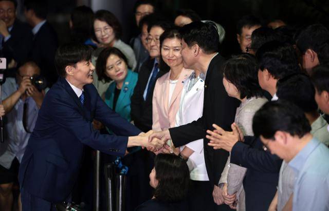 조국 전 조국혁신당 대표가 15일 서울 구로구 남부교도소에서 광복절 특별사면·복권 조치로 출소하며 마중 나온 관계자, 지지자들과 인사하고 있다. 연합뉴스