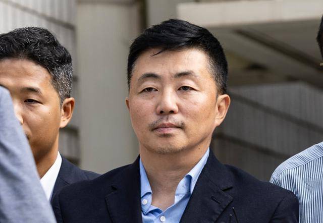 김건희 여사 측근으로 알려진 김예성씨가 15일 서울 서초구 서울중앙지법에 구속 전 피의자심문(영장실질심사)을 마치고 법원 청사를 나서고 있다. 뉴시스