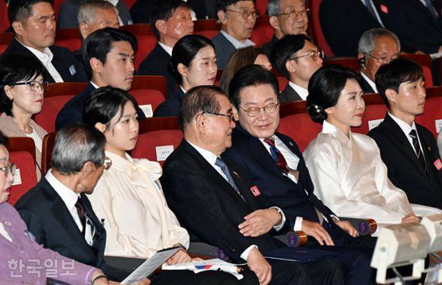 이재명 대통령이 15일 서울 세종문화회관에서 열린 제80주년 광복절 경축식에서 옆 자리에 앉은 이종찬(앞줄 왼쪽 네 번째) 광복회장과 대화를 하고 있다. 왕태석 선임기자