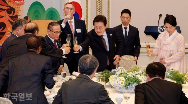 이재명 대통령이 15일 청와대 영빈관에서 열린 주한외교단 만찬에서 참석자들과 건배를 하고 있다. 왕태석 선임기자