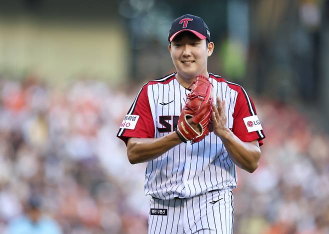 <yonhap photo-2787="">(서울=연합뉴스) 윤동진 기자 = 10일 잠실야구장에서 열린 2025 KBO리그 한화 이글스 대 LG 트윈스 경기. 2회 초 LG 선발투수 손주영이 박수를 치며 더그아웃으로 향하고 있다. 2025.8.10 mon@yna.co.kr/2025-08-10 18:24:08/ <저작권자 ⓒ 1980-2025 ㈜연합뉴스. 무단 전재 재배포 금지, AI 학습 및 활용 금지></yonhap>