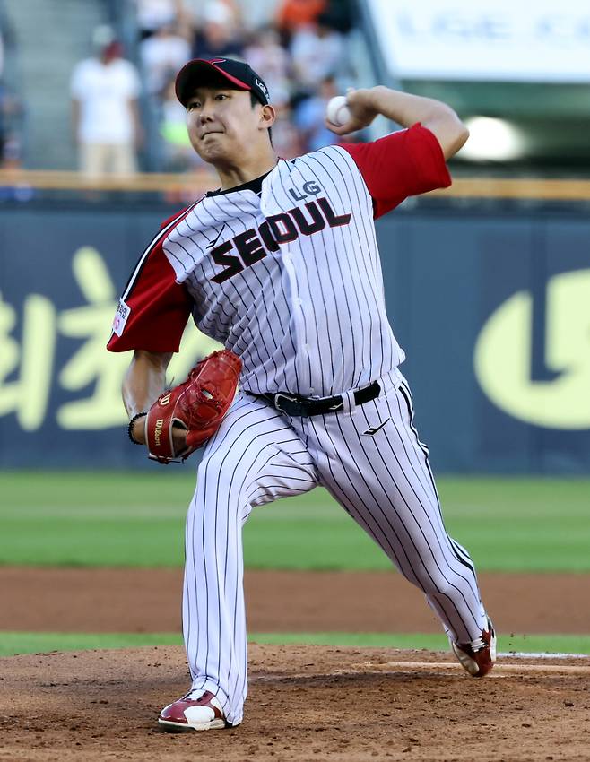 10일 오후 잠실야구장에서 열린 2025 프로야구 한화와 LG 경기. LG 선발 손주영이 역투하고 있다. 잠실=정시종 기자 capa@edaily.co.kr /2025.08.10.