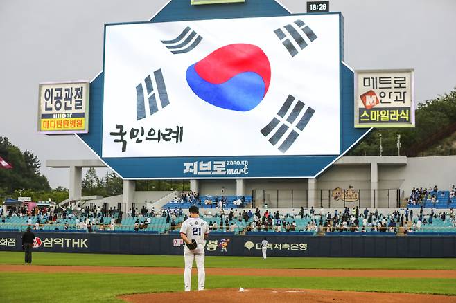 2023년 5월 3일 대구 키움전에 선발 등판한 오승환이 국민의례를 하고 있다. 구단 제공