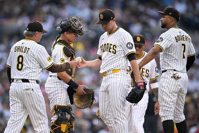 <yonhap photo-1757="">지난 10일 부상 복귀전이었던 보스턴 레드삭스와의 홈 경기에서 마운드를 내려가는 마이클 킹. [AFP=연합뉴스]</yonhap>