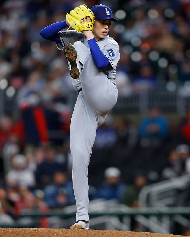 <yonhap photo-4438=""> ATLANTA, GEORGIA - MAY 3: Roki Sasaki #11 of the Los Angeles Dodgers pitches during the first inning against the Atlanta Braves at Truist Park on May 3, 2025 in Atlanta, Georgia. Todd Kirkland/Getty Images/AFP (Photo by Todd Kirkland / GETTY IMAGES NORTH AMERICA / Getty Images via AFP)/2025-05-04 11:55:26/ <저작권자 ⓒ 1980-2025 ㈜연합뉴스. 무단 전재 재배포 금지, AI 학습 및 활용 금지></yonhap>