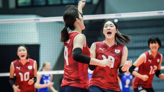 체코와 경기에서 파이팅 외치는 한국 U-21 여자배구 대표팀 선수들. FIVB 홈피 캡처, 연합뉴스
