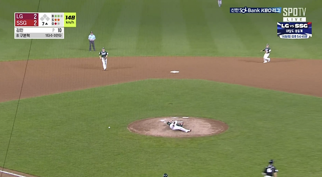 15일 인천 LG 트윈스전 7회 투수 강습 타구에 맞은 김민. 스포티비, 티빙 캡처