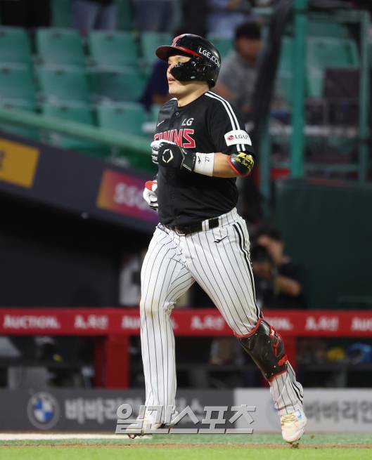 15일 인천 SSG전에서 결승 스리런 홈런을 때려낸 LG 박동원. IS 포토