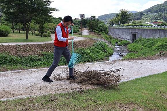 조지연 의원이 15일 항일운동기념탑 참배 후 기념탑 주변과 들기공원 일대에서 쓰레기를 수거하는 환경정화 활동을 펼치고 있다 [사진=조지연 의원 페이스북 캡처]
