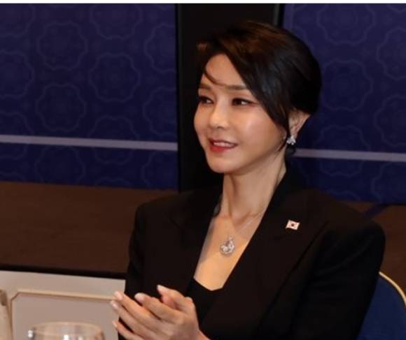 해당 목걸이를 착용한 김건희 여사가 지난 2022년 스페인 마드리드 만다린 오리엔탈 리츠호텔에서 열린 동포 만찬간담회에서 박수를 치고 있다.  [사진=연합뉴스]