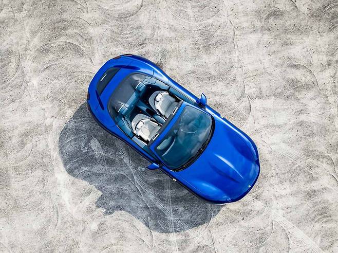 소프트톱을 개방한 페라리 로마 스파이더 / 출처=페라리