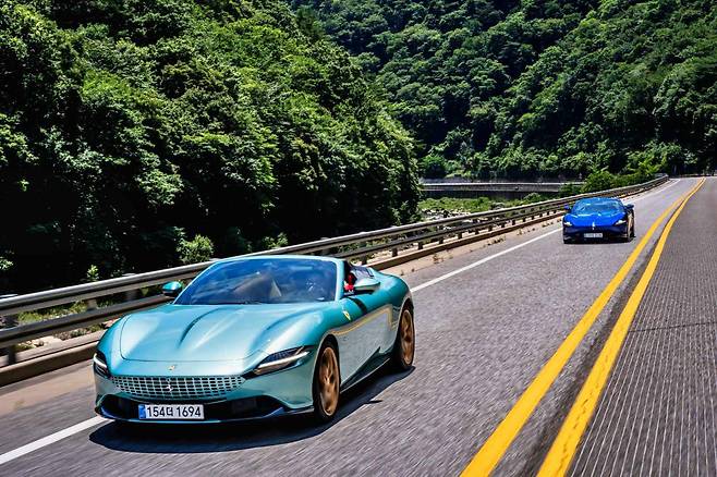 주행 중인 페라리 로마 스파이더 / 출처=페라리