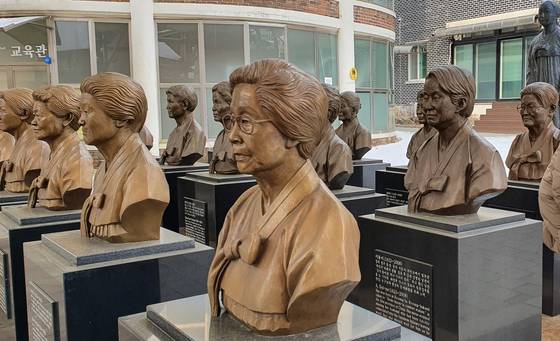 경기도 광주의 나눔의집에 세워진 일본군 위안부 피해자 할머니들의 흉상. 정부에 등록된 240명의 피해자 중에 대부분이 고령으로 별세하면서 이제 생존자는 단 6명뿐이다. 장세정 기자