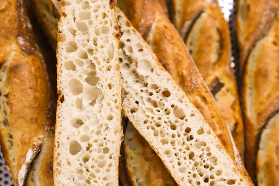 잘 구운 바게트는 공기 구멍이 고르게 나 있다.