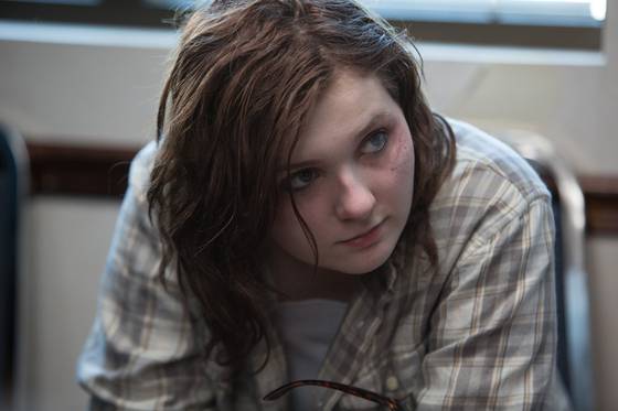 영화 '매기'에서 좀비 바이러스에 감염된 매기(아비게일 브레스린)는 점점 좀비 본능이 강해진다. 사진 누리픽쳐스