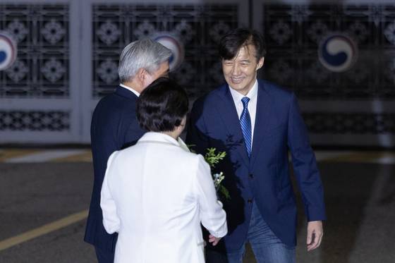 광복절 특별사면·복권으로 석방된 조국 전 조국혁신당 대표가 15일 서울남부교도소에서 출소해 조국혁신당 김선민 대표 권한대행, 서왕진 원내대표의 환영을 받고 있다. 김정훈 기자