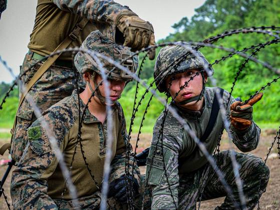 한국과 미국 해병대원이 25-2차 KMEP 연합훈련에서 장애물 설치 훈련을 하고 있다. 전작권이 전환되면 한국군 4성 장군이 전시 미국군도 지휘하게 된다. 해병대