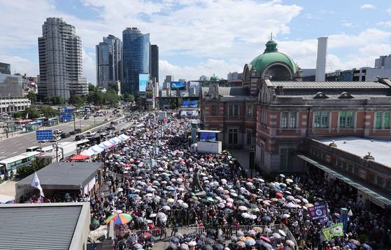 대한민국바로세우기국민운동본부(대국본)가 15일 서울역 광장에서 8.15 국가정상화를 위한 광복절 국민대회를 개최하고 있다. 뉴스1