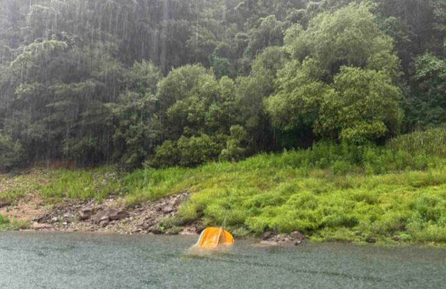 ▲ 지난 13일 오전 10시 52분쯤 화천군 화천읍 동촌리 파로호 인근에서 “보트를 타던 A씨가 실종됐다”는 신고가 들어왔다. 사진은 전복된 보트의 모습.  강원소방본부 제공