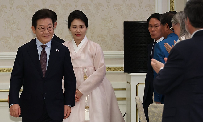 ▲주한외교단 만찬 입장하는 이재명 대통령 내외 [연합뉴스]