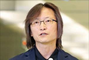 주병기 공정거래위원장 후보자가 14일 ﻿취재진의 질의에 답하고 있다.  /최혁 기자