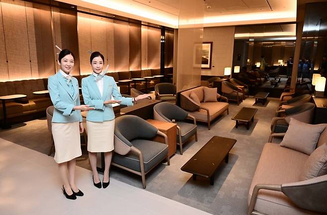 지난 14일 인천국제공항 제2터미널에서 열린 대한항공 신규 라운지 오픈 행사에서 직원들이 마일러 클럽을 소개하고 있다. 공항사진기자단 제공
