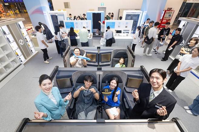 대한항공이 서울 강남구 스타필드 코엑스몰에서 신규 CI를 컨셉트로 한 고객 참여형 팝업스토어를 운영한 모습.  뉴스1