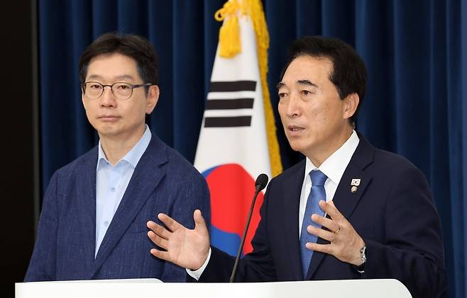 국정기획위원회 박수현 국가균형성장특별위원회 위원장(오른쪽)이 5일 정부세종청사 민원동 공용브리핑실에서 기자들의 질문에 답하고 있다. 사진=연합뉴스